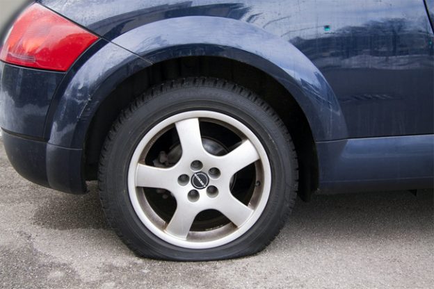 15 Steps for Changing a Flat Tire